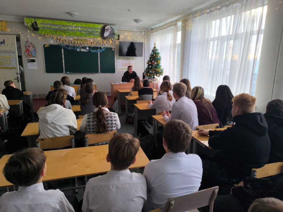 Сотрудники Госавтоинспекции проводят уроки дорожной безопасности для школьников