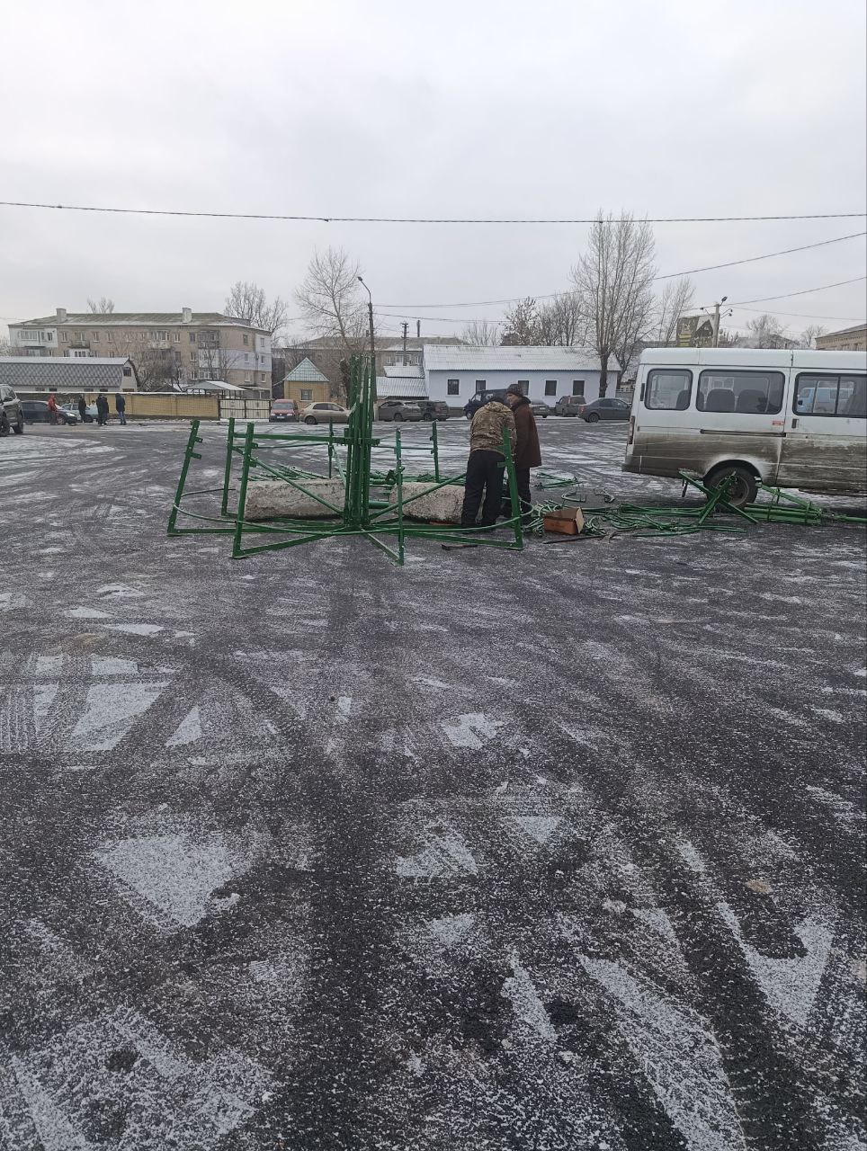 Сегодня в городском округе город Ровеньки дан старт волшебству – началась установка главной городской елки!