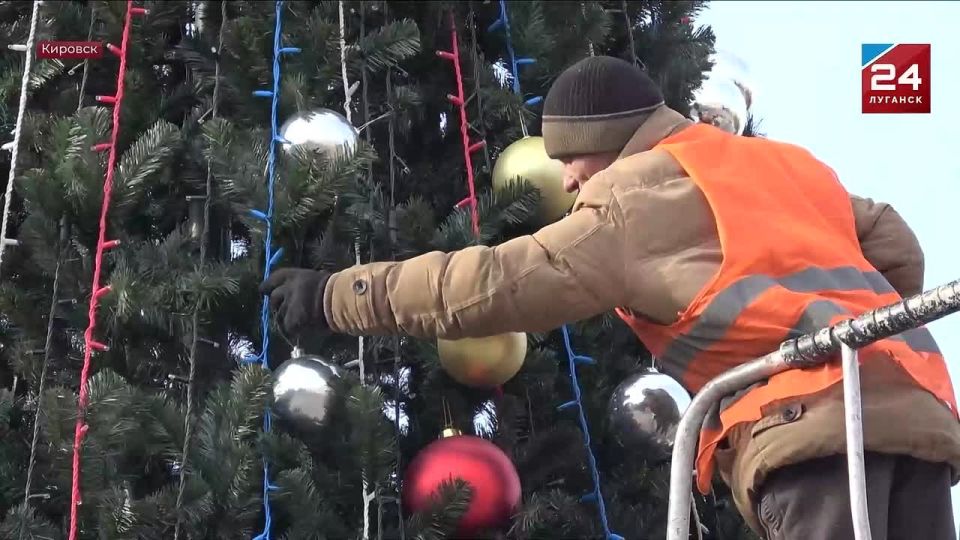 В Кировске устанавливают главную городскую новогоднюю ёлку