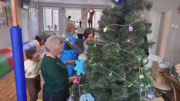 В стахановском центре реабилитации украсили елку игрушками от омичей