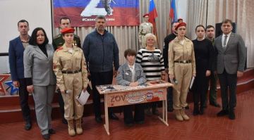 Парта Героя открылась в алчевской школе в честь погибшего участника СВО Вадима Цуприка