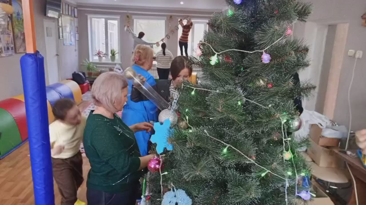 В стахановском центре реабилитации украсили елку игрушками от омичей