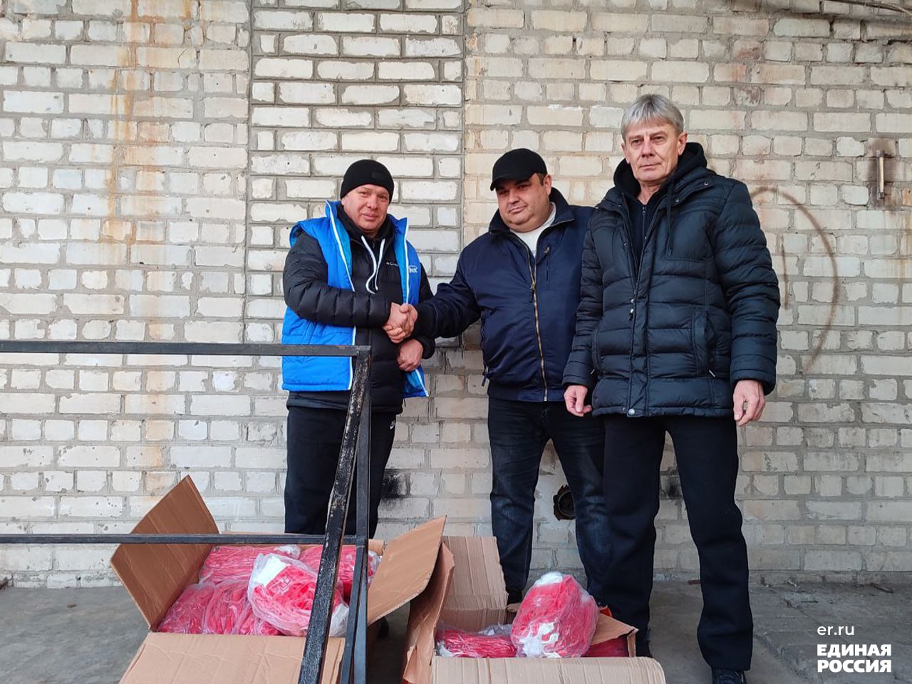 «Эстафета добрых дел». Виталий Глухов, представитель первичного отделения № 5 города Кременная партии «ЕДИНАЯ РОССИЯ», проявил инициативу и закупил, а затем передал прорезиненные перчатки для сотрудников ЖКХ