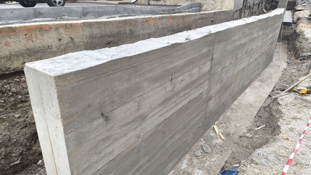 Тюменские строители завершили установку подпорной стены на прилегающей к Краснодонскому ЗАГСу территории