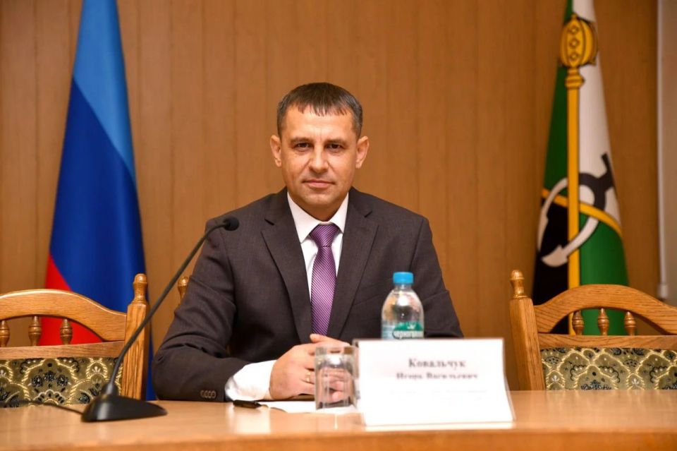 Временно исполняющий полномочия Главы Свердловского муниципального округа Игорь Ковальчук сегодня в 15:00 проведёт прямую линию с жителями