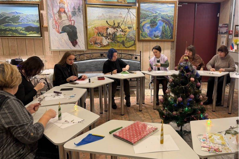 Мастер-класс «Тепло зимнего огонька: Новогодняя свеча из вощины своими руками» провели в Свердловском краеведческом музее