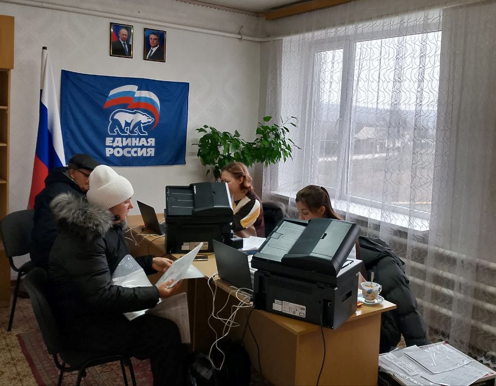 В поселке городского типа Есауловка специалисты ГБУ ЛНР "МФЦ" города Антрацита и Антрацитовского района провели очередной приём граждан