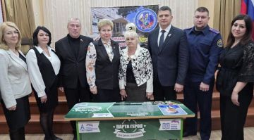 «Парта Героя» в честь летчика Евгения Быковского открылась в Старобельской школе №3. Об этом сообщила сенатор РФ от ЛНР Ольга Бас