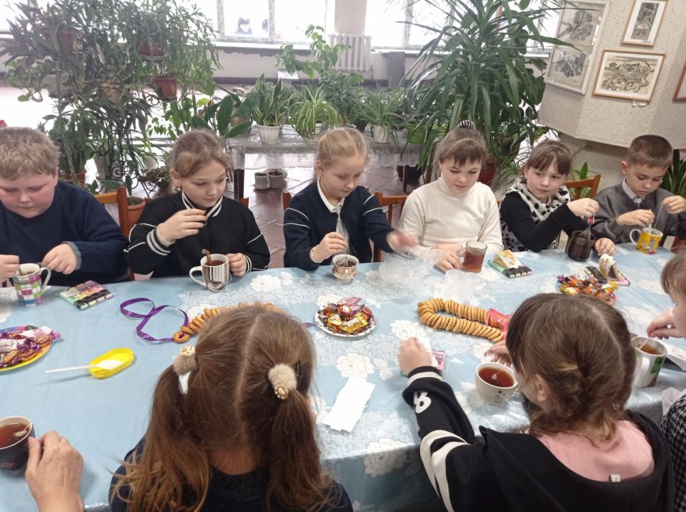 В детской библиотеке состоялось увлекательное мероприятие, посвящённое Международному дню чая - литературная чайная «Мы за чаем не скучаем»