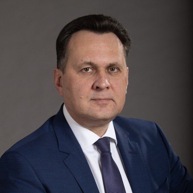 Губернатор Красноярского края внес две кандидатуры на пост мэра Красноярска – председателя правительства региона Сергея Верещагина и главы Свердловского района города Лилии Назмутдиновой