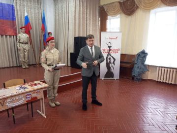 В Алчевской средней школе №15 прошло торжественное открытие Парты Героя в рамках проекта "Новая школа"