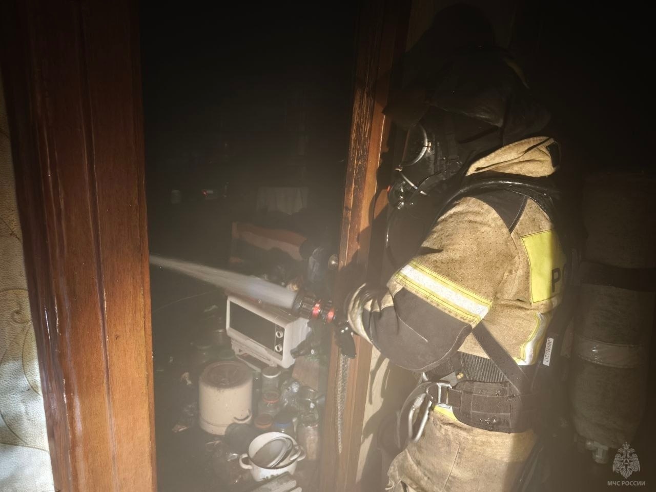 Спасатели МЧС России не допустили распространения огня в многоквартирном доме в Северодонецке
