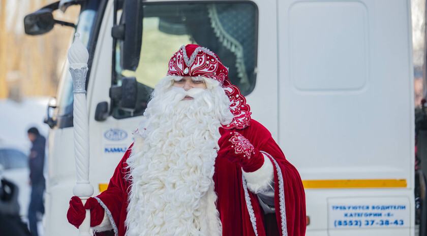 Новогодний марафон в Луганске: резиденция Деда Мороза, ледовый каток и праздничный автобус