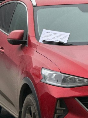 Вот такие напоминалки развесили сегодня на лобовые стекла некоторых авто в центре Луганска