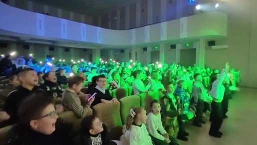 Артисты «Москонцерта» при поддержке Правительства ЛНР и Министерства культуры ЛНР в рамках благотворительного проекта «Традиции большой семьи» представили музыкальный спектакль «Новогодние приключения кота и его друзей» для...