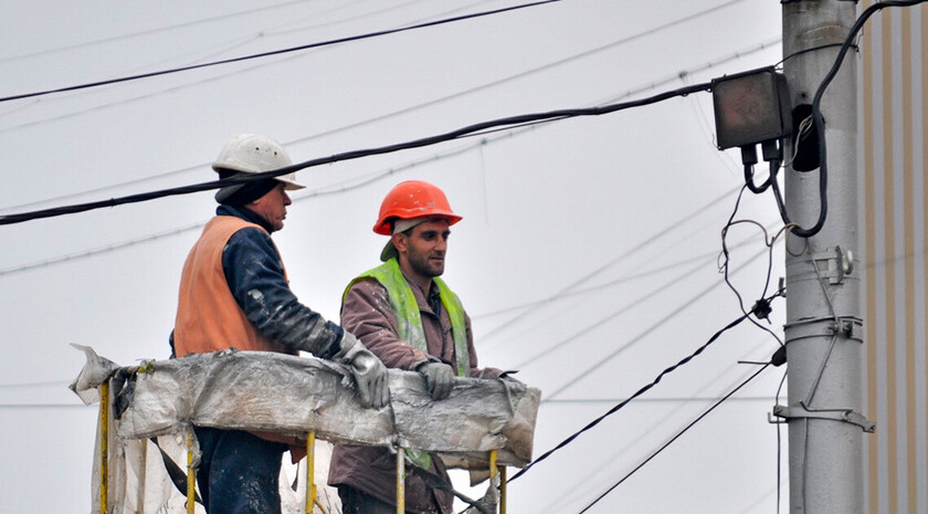 Энергетики планируют до конца декабря восстановить стабильное электроснабжение Кременной