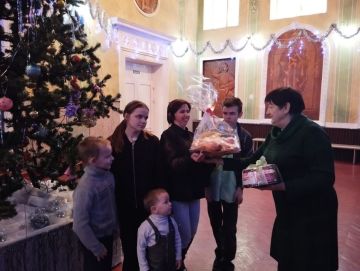 В преддверии любимого многими праздника – Дня Святого Николая, работники Дома культуры им. Шевченко мкр. Алмазный решили сделать доброе дело, проявив чуткость и щедрость