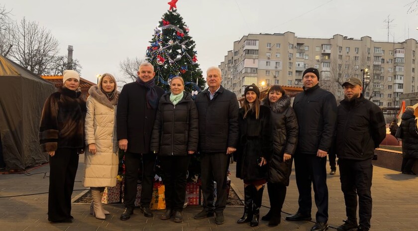 Обновленная по муниципальной программе Аллея Героев открылась в Краснодоне