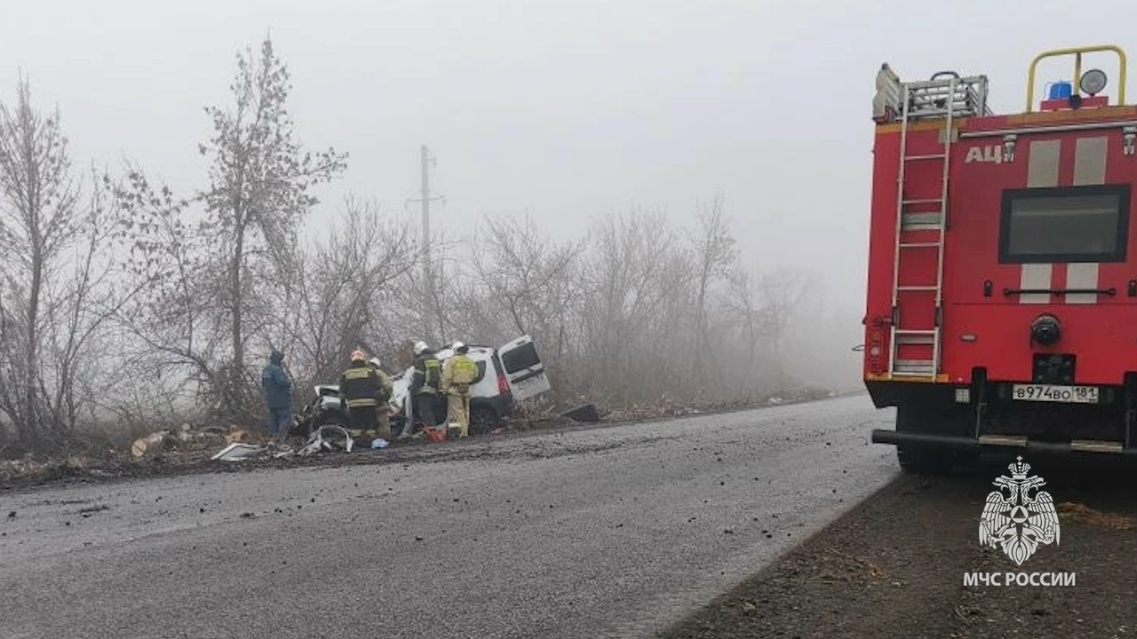 Спасатели МЧС России работали на месте ДТП в Свердловске