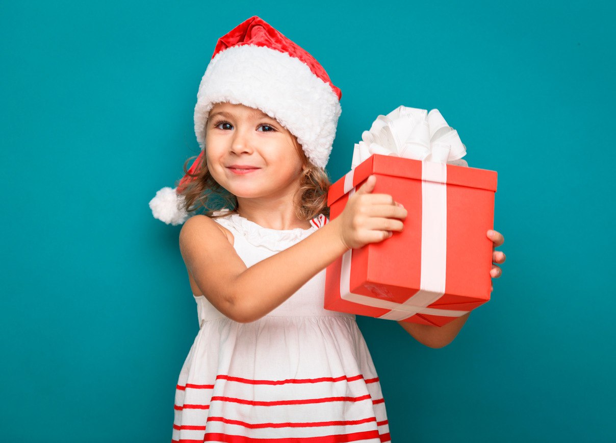 С 19 по 26 декабря Администрация Краснодонского муниципального округа начнет выдачу сладких новогодних подарков детям, не посещающим образовательные учреждения