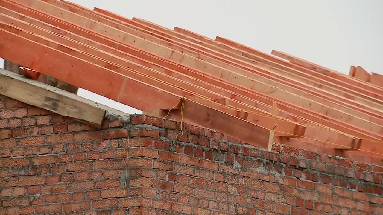 Стропильную систему монтируют тюменские строители на строящемся здании патологоанатомического отделения Краснодонской центральной городской многопрофильной больницы