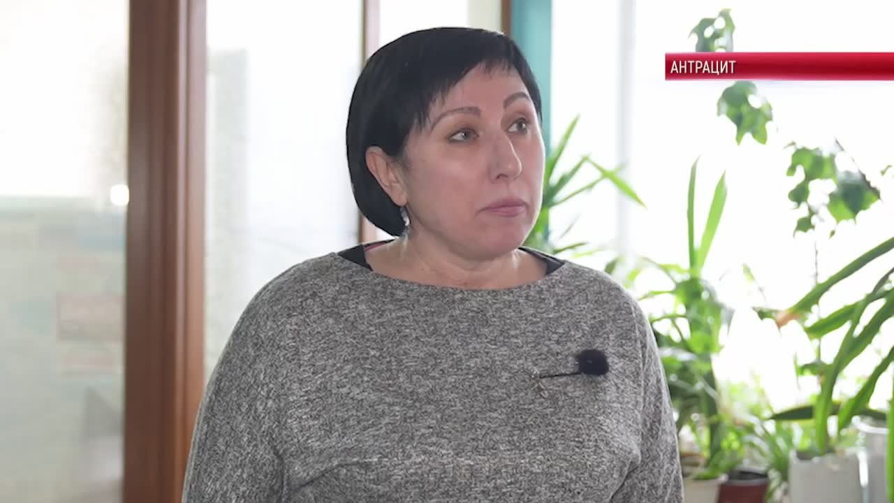 В Антраците проходит выдача новогодних подарков