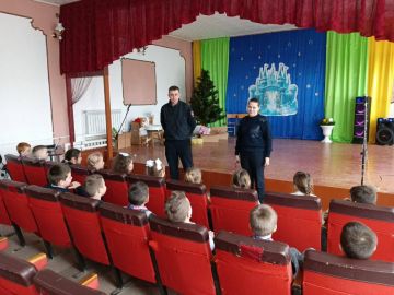 Безопасность на зимних каникулах: в Новопскове и Старобельске сотрудники Госавтоинспекции провели уроки по ПДД для школьников