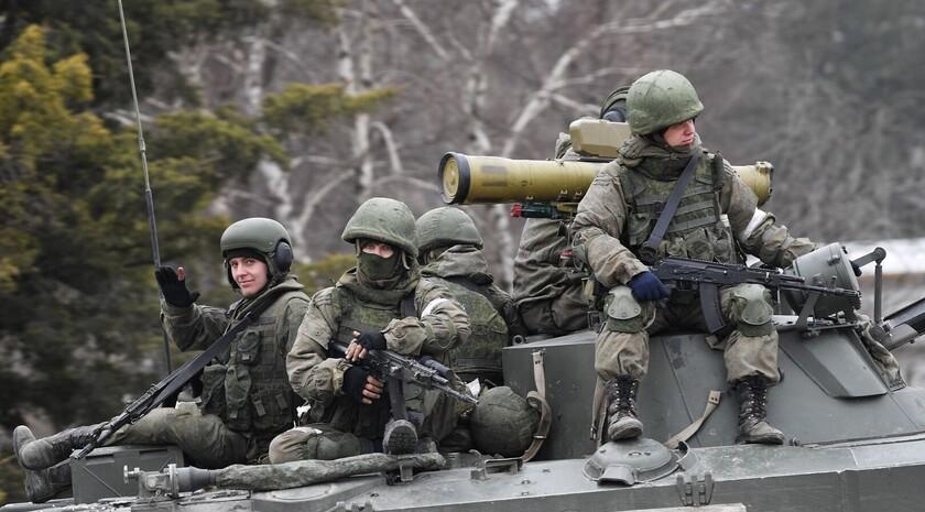 Российские военные контролируют порядка половины территории населенных пунктов Константиновка и Димитров в ДНР, сообщил начальник Генштаба ВС РФ Валерий Герасимов на брифинге для иностранных военных атташе