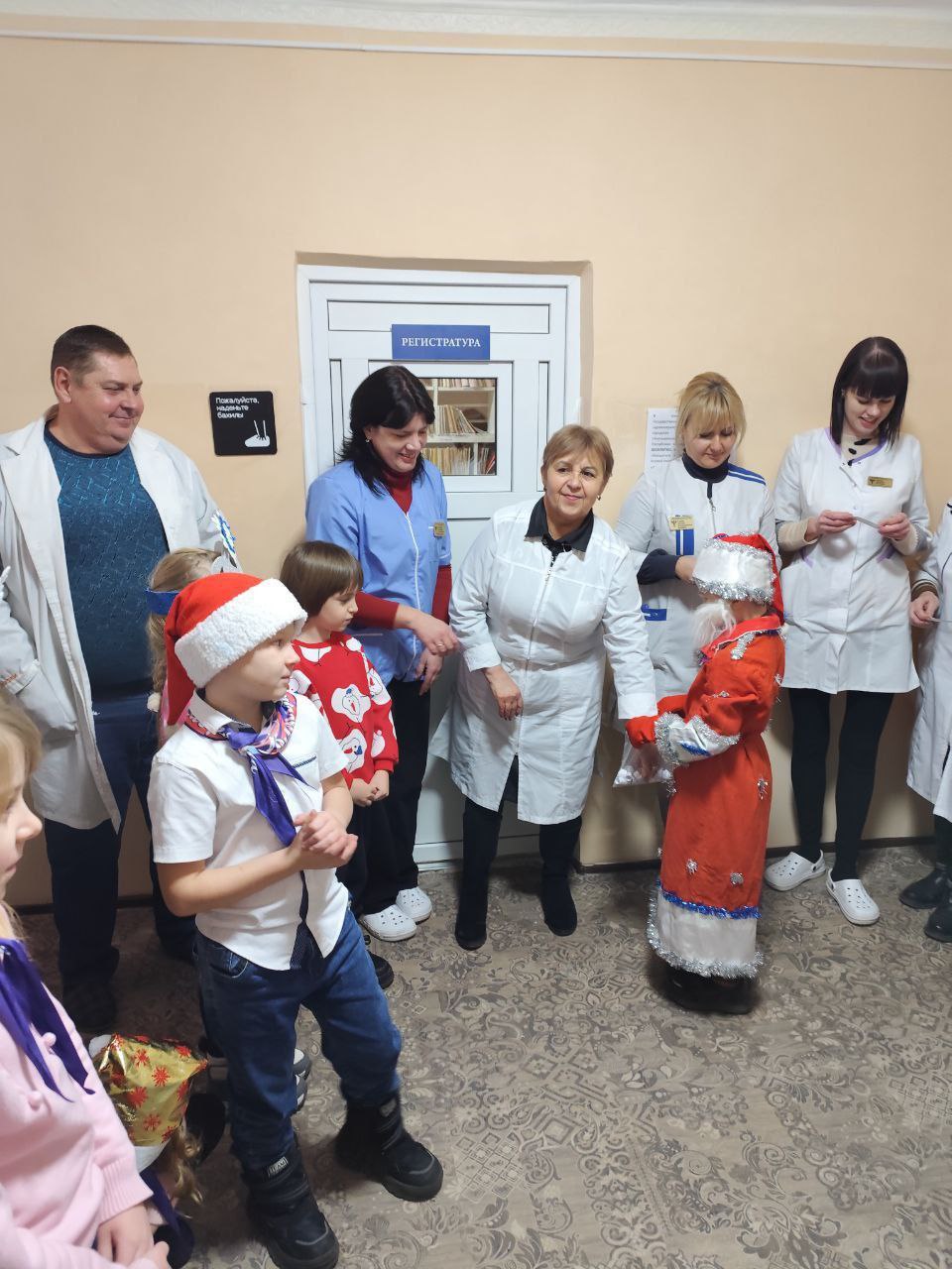 17 декабря 2025 года обучающиеся 1-го класса ГБОУ ЛНР " КУВК N6 " СОЗВЕЗДИЕ " в рамках программы Орлёнок - мастер поздравили медицинских работников психоневрологического отделения ГБУЗ " Краснолучская ЦГМБ " Княгиненская"...