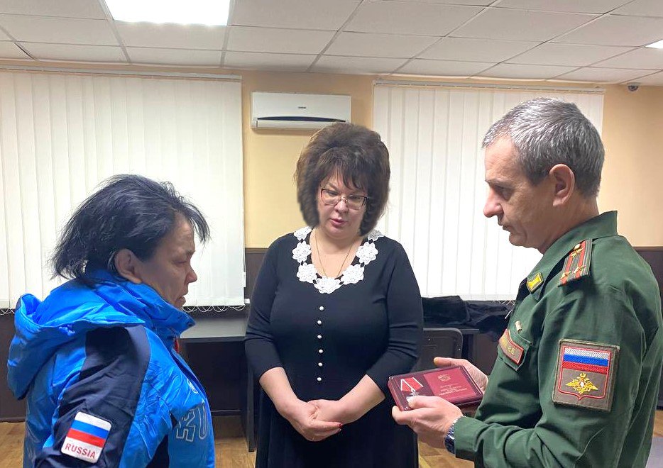 Марина Филиппова: В Новоайдарском округе матери погибшего героя вручили "Орден Мужества"