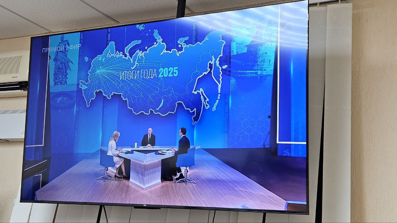 Председатель Совета городского округа Алчевск, Роман Лысенко, с вниманием следил за Прямой линией Президента Российской Федерации Владимира Владимировича Путина