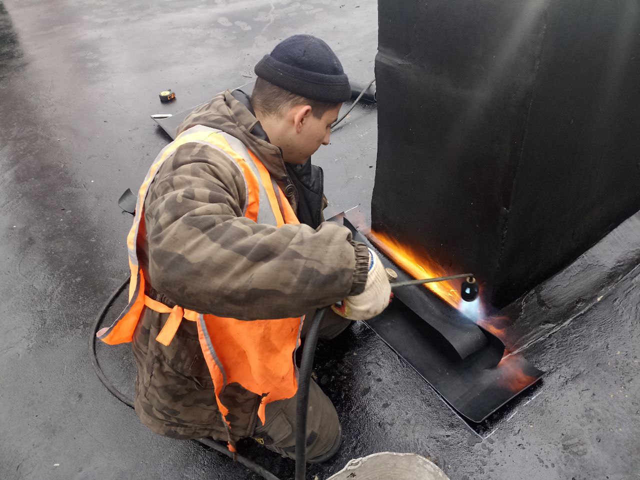 По адресу: город Краснодон, квартал Советский, дом №1, продолжаются масштабные работы по капитальному ремонту кровли, которые не прерываются даже в условиях суровой декабрьской непогоды