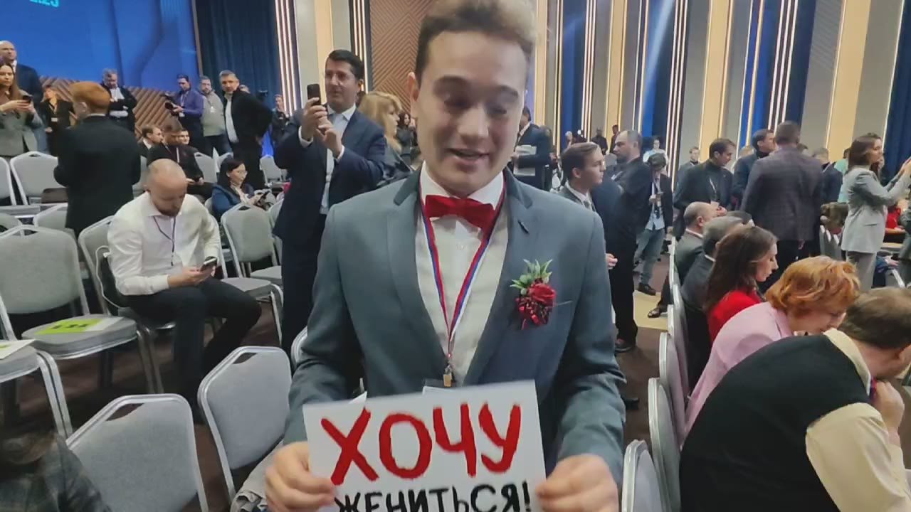 Молодой журналист из Екатеринбурга пришел на прямую линию Президента РФ с необычной табличкой и жгучим желанием задать вопрос главе государства #Путин
