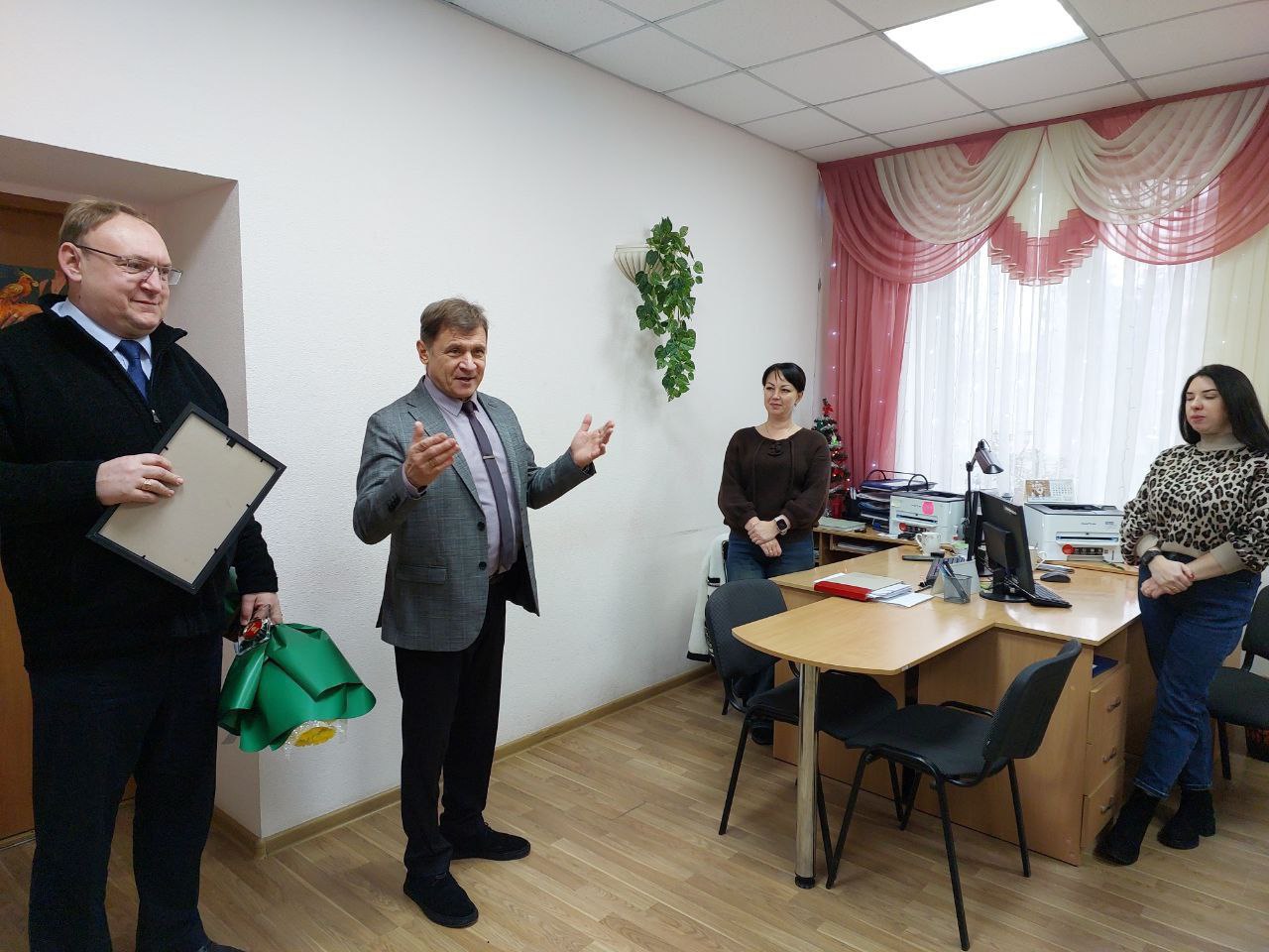 Роман Лысенко: 18 декабря поздравил работников Алчевского ЗАГСа с профессиональным праздником