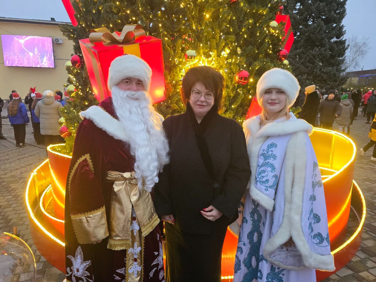 Марина Филиппова: Зажглись огни на главной ёлочке Новоайдарского округа: праздник в сердце каждого!