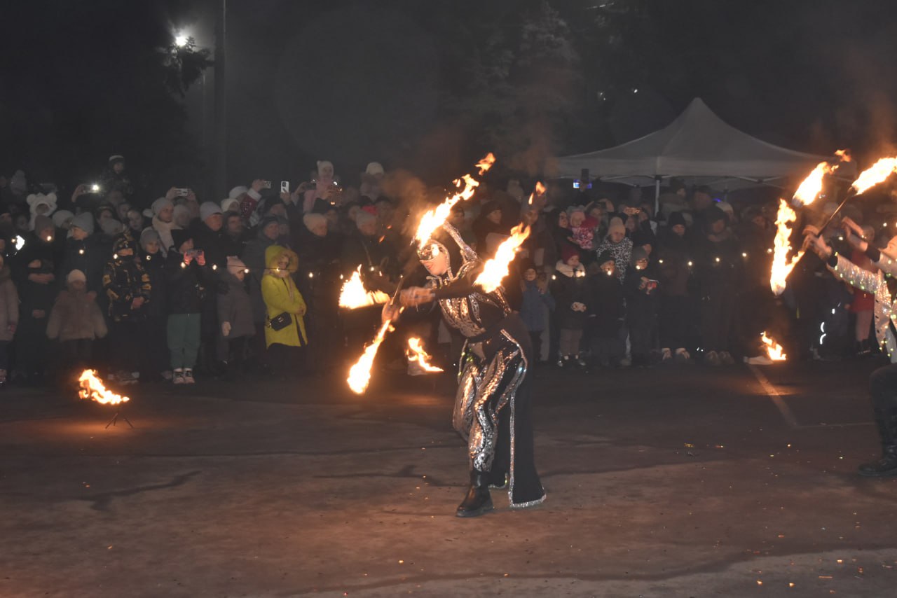 В Перевальске состоялось торжественное открытие главной елки округа