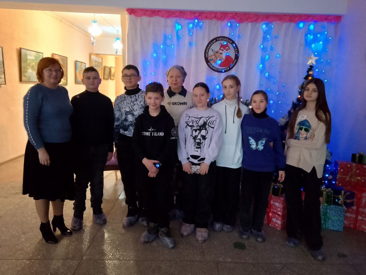 В преддверии новогодних праздников учащихся СОШ №14 состоялась экскурсия в стенах МБУ ДО "Лисичанская городская детская художественная школа", направленная на профориентационную работу