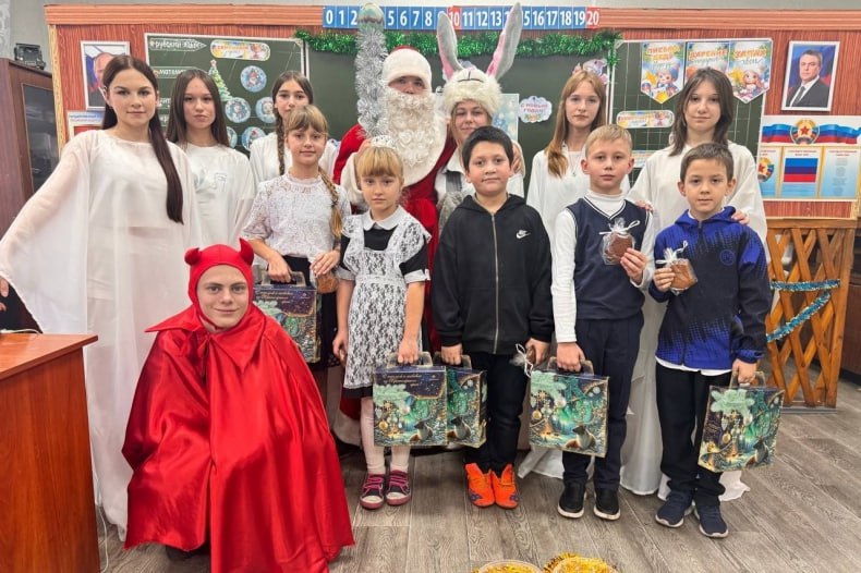 Подарки от Красноярского края к новогодним праздникам переданы учащимся Ленинской СШ