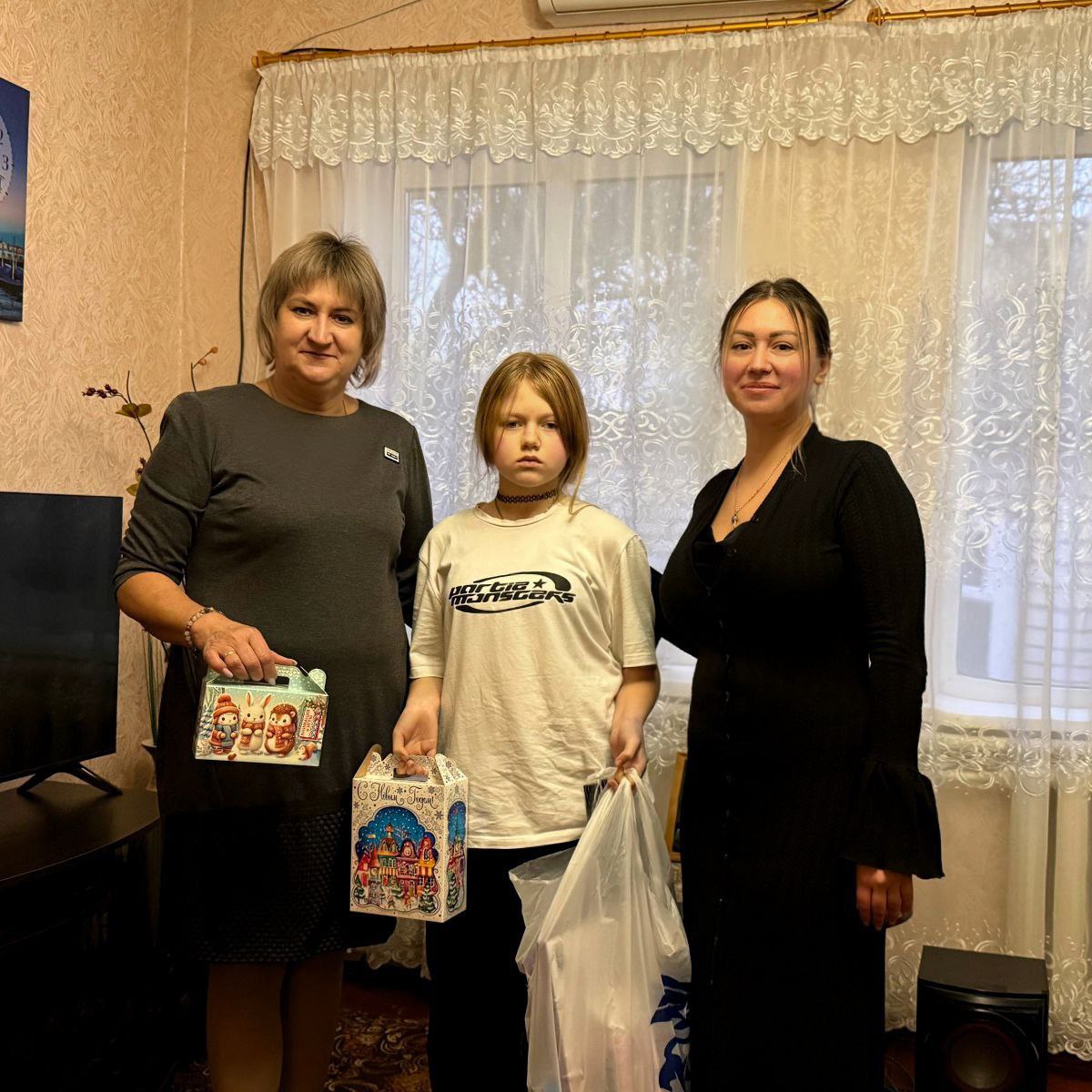 В День Святого Николая, заместитель Главы Администрации Меловского МО Прищепа Алина Геннадиевна, совместно с заведующей отделением Меловского района филиала 18 ГКУ «Семейный центр» г. Старобельск Хрипко Натальей Ивановной...