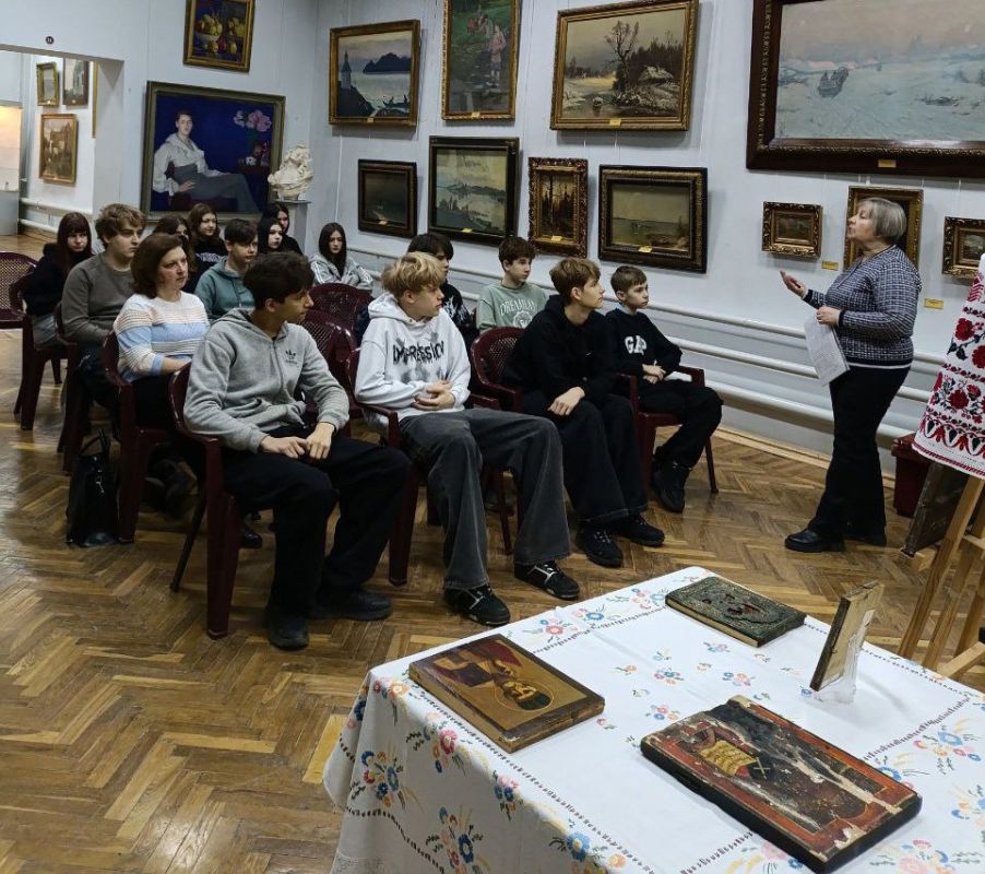 В Луганском художественном музее состоялось открытие тематической выставки «Образ кротости духовной», приуроченной ко Дню почитания Николая Чудотворца