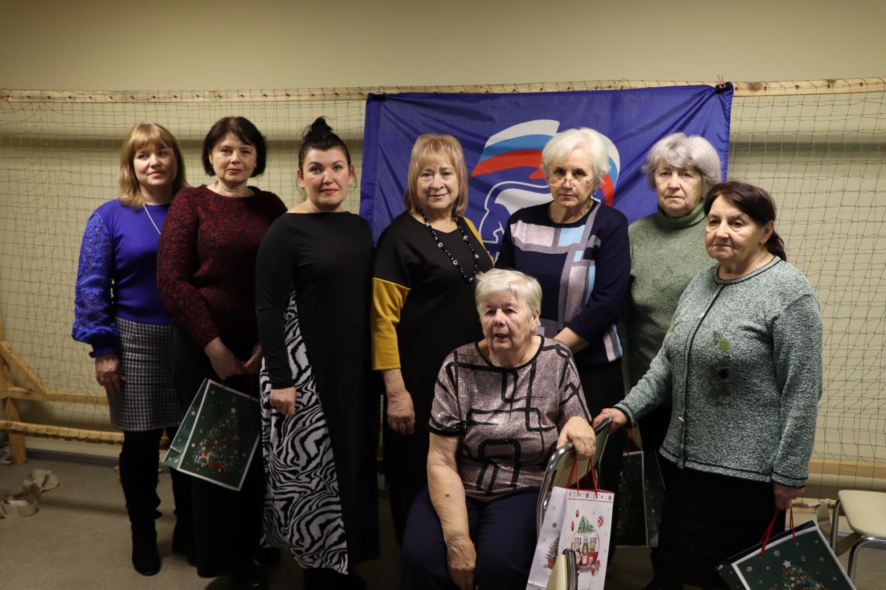 Единороссы совместно с администрацией Станично-Луганского муниципалитета поздравили добровольцев с днем святителя Николая Чудотворца