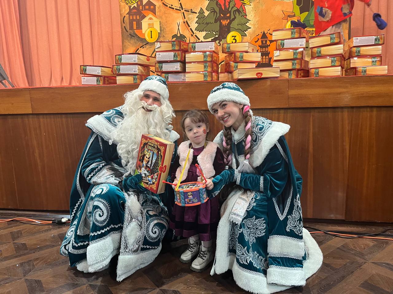 Сегодня, в День Святого Николая, в столице Республики на профсоюзной елке дети почтовых работников имели счастье побывать в гостях у Деда Мороза и Снегурочки!