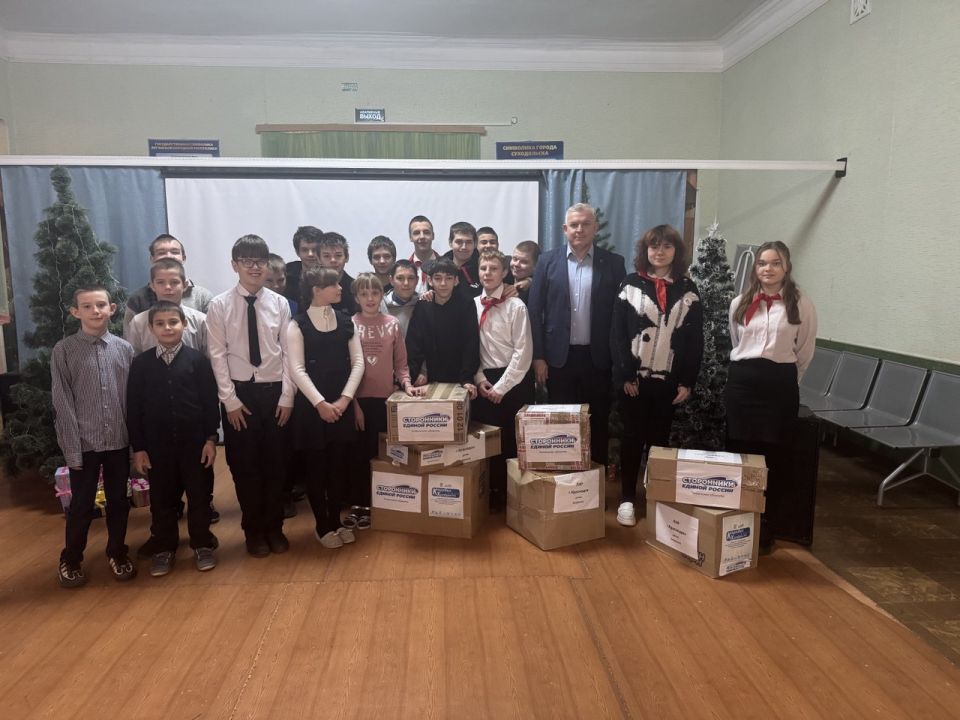 Владимир Шавлай, Секретарь местного отделения Партии «Единая Россия» с любовью передал от сторонников Партии «Единая Россия» Тюменской области «Коробку храбрости» и в школу-интернат Суходольск
