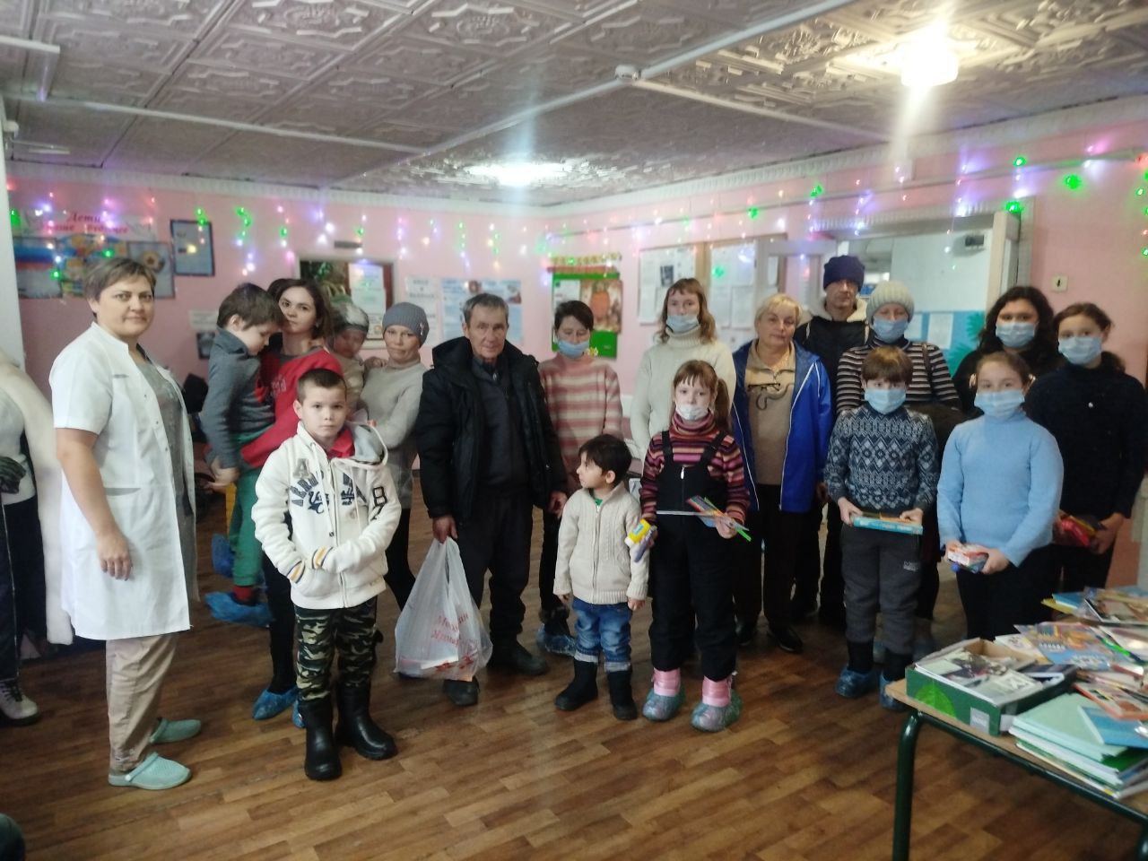 Активисты «Единой России» поддержали подарками маленьких пациентов Краснолучской детской больницы