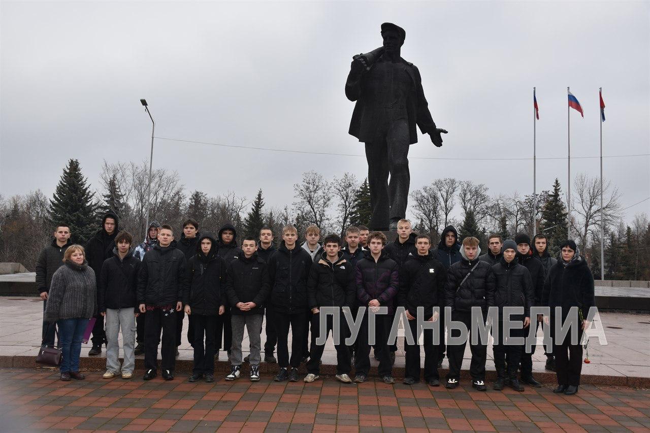 Митинг в честь 120-летия со дня рождения Героя Социалистического Труда Алексея Стаханова состоялся в Стаханове