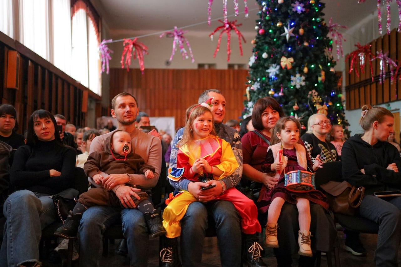 Открытие Профсоюзной елки состоялось в Доме профсоюзов ЛНР в Луганске