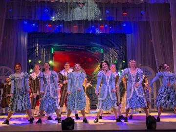 В Луганском академическом музыкально-драматическом театре имени М. Голубовича с успехом прошла премьера новогоднего мюзикла «Золушка», подарив зрителям современную и яркую интерпретацию знакомой с детства сказки