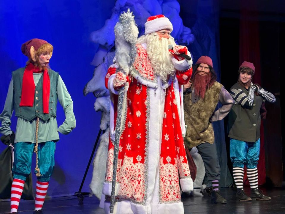 Премьера новогоднего спектакля «Белоснежка и семь гномов» с большим успехом состоялась в Луганском академическом русском драматическом театре имени Павла Луспекаева и дарит праздничное настроение зрителям всех возрастов