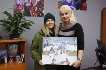 Художница из Красного Яра подарила картину администрации Стаханова