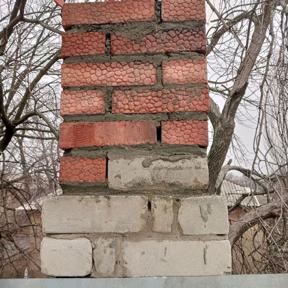 Сотрудники Краснодонского филиала Единой управляющей компании (ЕУК) продолжают работу по улучшению состояния жилого фонда на территории своего обслуживания